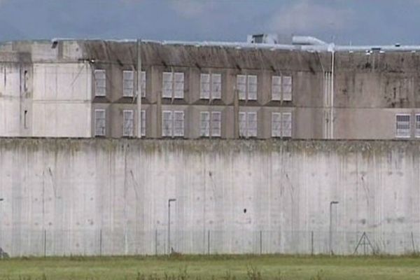 C'est après avoir appris la mise en examen de quatre de leurs collègues que les surveillants ont bloqué, vendredi matin, l'accès à la prison centrale.