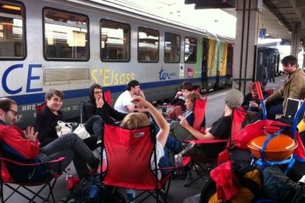 En gare de Mulhouse, des jeunes attendent le TER qui doit les emmener aux Eurockéennes de Belfort