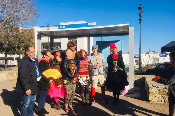 Des habitants réunis pour former une famille plurilingue. Cette famille théâtrale interviendra dans les bus de la Ville puis rejoindra l'Alb'Oru pour une ultime performance. Samedi 23 février 2019
