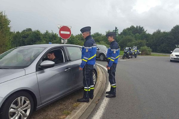 Contrôle de la gendarmerie un week-end de départs en vacances  