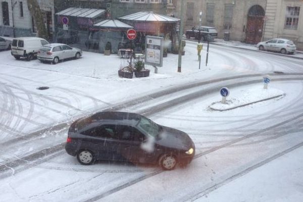 A Lille ce matin, vers 10h00, une voiture semble glisser dans les rues de la ville recouverte depuis peu par un fin manteau de neige.