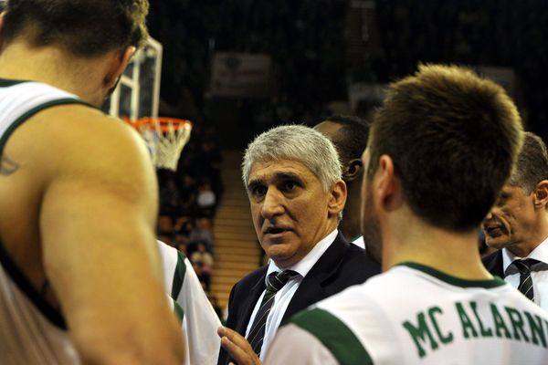 Giannakis, coach de Limoges au milieu de deux joueurs, 15 décembre 2012