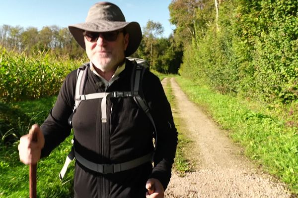 Sébastien Lepetit, sous-préfet de Cognac, en Charente, a entrepris un Tour de France à pied pour sensibiliser au dépistage précoce du cancer et lutter contre sa maladie.