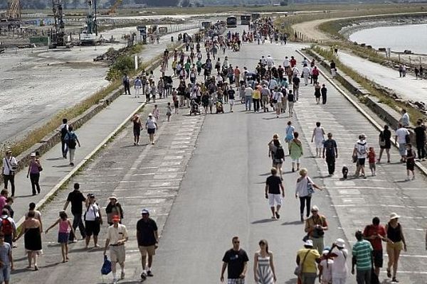 Les touristes doivent faire une partie du trajet vers le Mont à pied depuis la mise en service des navettes