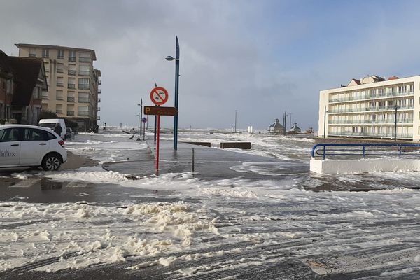 La digue et les rues de Wimereux recouvertes de mousse de mer ce lundi