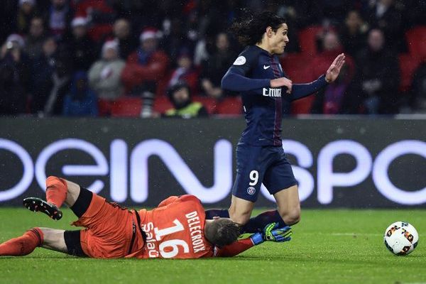 Edisson Cavani obtient un pénalty dans le duel contre le gardien lorientais