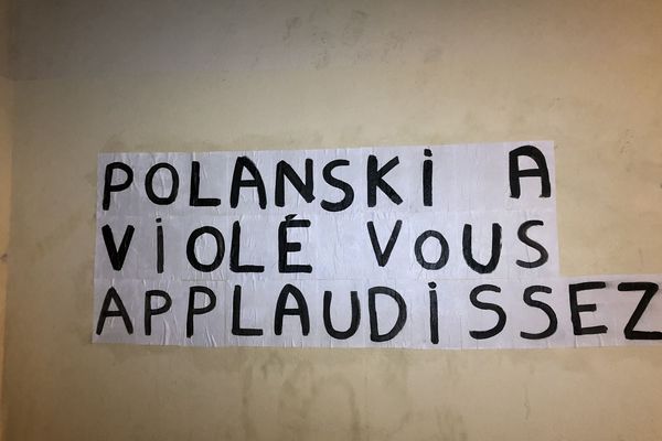 Les colleuses de reims ont mené une nouvelle action dans la nuit du 4 au 5 mars. 