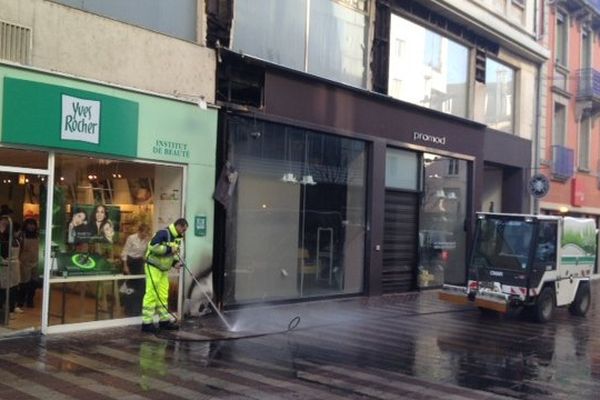 Ce matin le personnel de la ville nettoyait les dernières traces d'incendie survenu cette nuit.