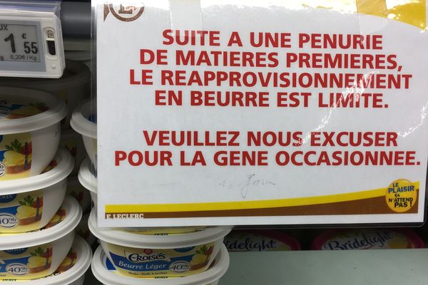 Depuis quelques semaines, ces écriteaux sont apparus dans les rayons de certains supermarchés. Le beurre vient à manquer, notamment à Clermont-Ferrand et dans sa banlieue proche. En cause : la demande trop forte des pays étrangers, qui en consomment de plus en plus. 