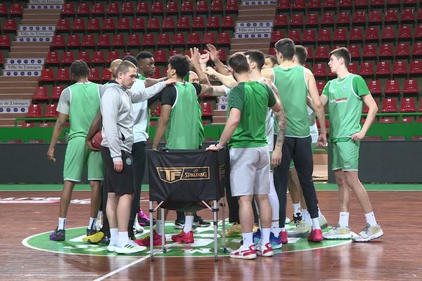 L'équipe à l'entraînement avant le match contre Roanne.