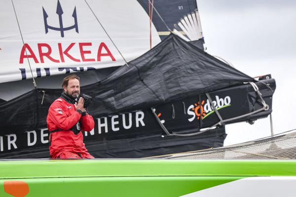 Thomas Coville franchit la ligne d'arrivée second, après 53 jours 1h et 12 minutes et 40 secondes