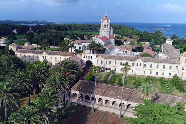 L’abbaye de Lérins est située sur l'île Saint-Honorat, en face de Cannes.