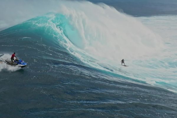 Tyler Larronde surfe la mythique vague de Jaws à Maui.