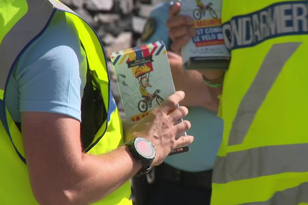 Brochure en main, les gendarmes des Hautes-Pyrénées ont fait une opération de sensibilisation des dangers de la route auprès des cyclistes au sommet du Tourmalet