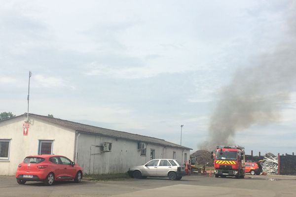 Le feu a pris dans un tas de déchets stockés en extérieur. 