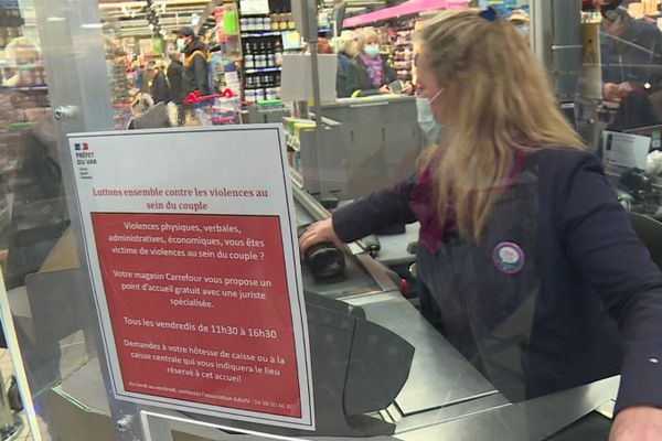 Dans l'hypermarché Carrefour de Puget-sur-Argens, des affichettes informent les clientes de l'existence de cette cellule d'aide pour lutter contre les violences conjugales.