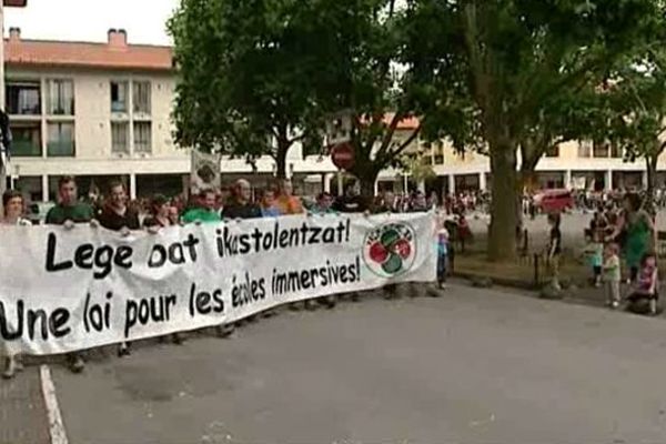 Deux manifestations, en février et en juin, avaient réuni plusieurs milliers de personnes à Hendaye et Bayonne pour défendre les ikastolas.