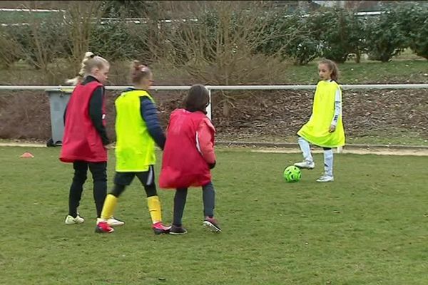 Entre ateliers techniques et matches, les jeunes filles ont découvert le football en s'amusant.