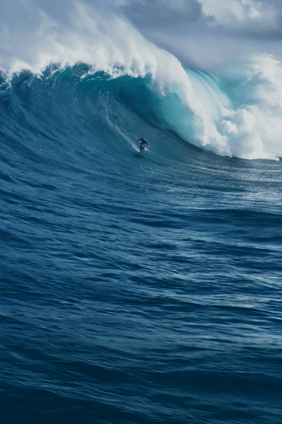 De Belharra à Jaws puis Nazaré, le documentaire « En Attendant La Vague » suit Matt Etxebarne pendant une année dans sa conquête des plus belles vagues du monde.