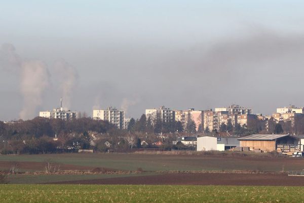 La pollution photographiée au-dessus des cheminées des usines de ZI à Amiens Nord.