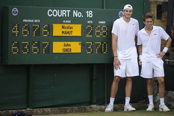 John Isner et Nicolas Mahut à Wimbledon en 2010 après un match historique de 11h05 sur trois jours.