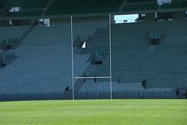 Des poteaux de rugby ont déjà été installés sur la pelouse du stade Geoffroy Guichard de Saint-Etienne pour accueillir samedi 18 avril la demi finale de la Coupe d'Europe ASM-Saracens.