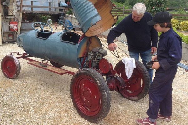 Titouan en plein travail assisté de son grand-père, Michel Boom.