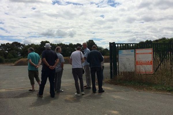 Quelques-uns des opposants au projet de ferme des 1000 taurillons.