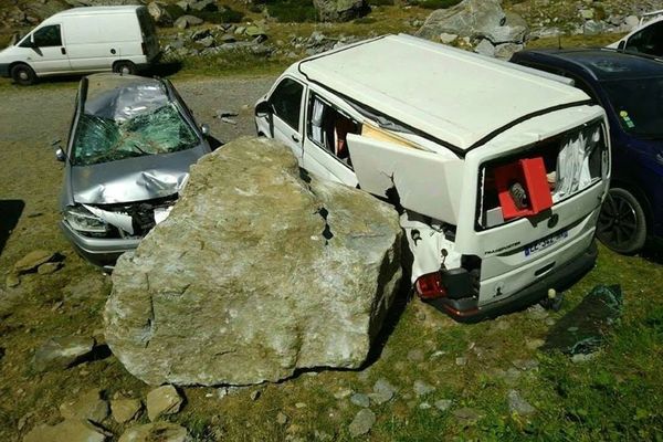 Des blocs entiers de rochers ont percuté les véhicules qui étaient garés sur le parking ce dimanche 23 août