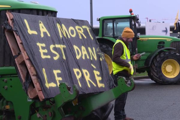 Manifestation des agriculteurs de la Coordination rurale devant un entrepôt alimentaire de Bretigny-sur-Orge