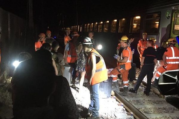 Près de 300 passagers ont connu une nuit de galère jeudi 27 juin, bloqués dans un train entre Paris et Clermont-Ferrand.