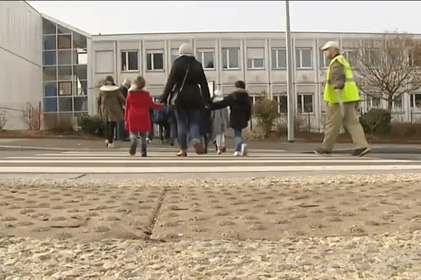 Devant l'école maternelle de Planoise, à Besançon.