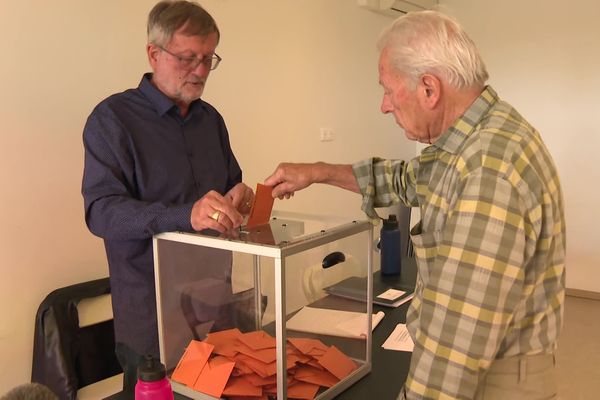 Jour de vote à Saint-Jeannet pour élire le maire de la commune.