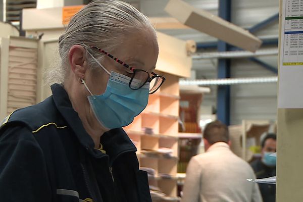 Evelyne Bernard, factrice à Bourg d'Oisans, livre aussi des repas à domicile, un nouveau service proposé par La Poste.