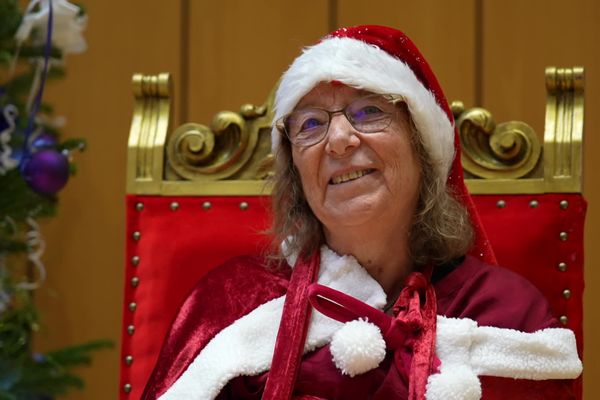 A Lillebonne (Seine-Maritime), les neo mères noël s'affrontent dans un concours insolite, mardi 28 novembre.