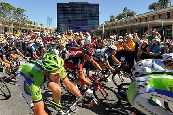 Montpellier - les coureurs du Tour de France devant la mairie et la place Georges Frêche - archives