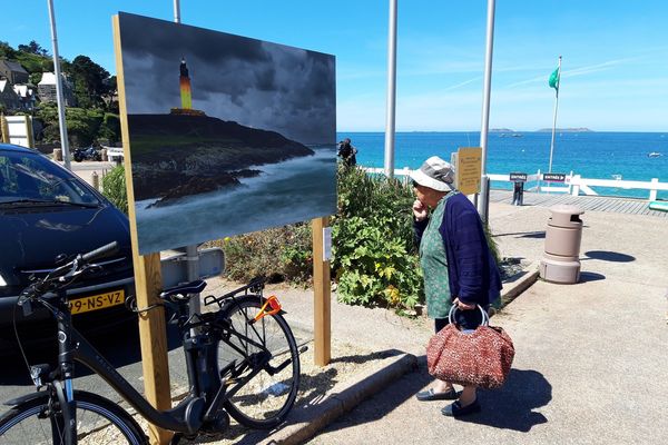 Sur le front de mer à Perros-Guirec, des photos de Philip Plisson. L'exposition suscite des avis partagés et ne fait pas l'unanimité