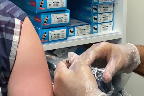 Une personne se fait vacciner contre le virus mpox dans une pharmacie de Lille (Nord) en août 2022.