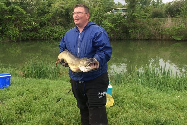 Stéphane Thiroff pose fièrement avec sa prise du matin : un beau spécimen de 7,2 kilos et 1,10 m. 