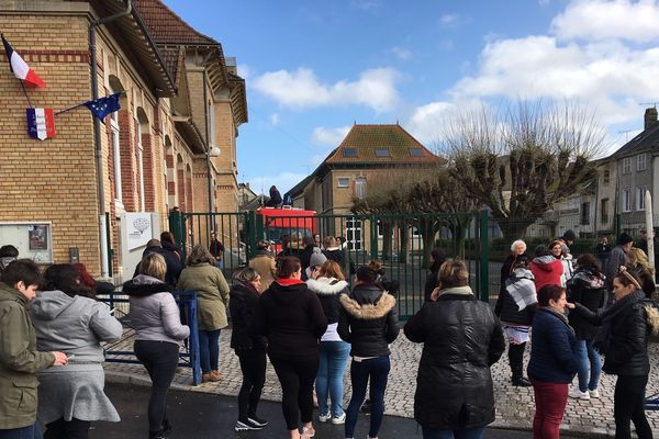 Les parents d'élèves devant l'école de Château-Porcien pour récupérer leurs enfants