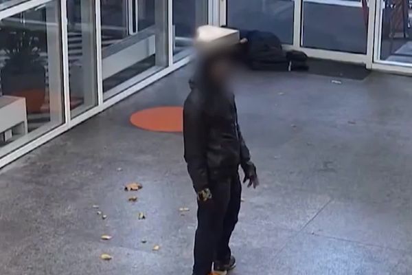 Une image de l'agresseur au parpaing, capturée à Rotterdam par des caméras de télésurveillance début novembre. S'agit-il du même homme soupçonné d'avoir tué un SDF Moldave à Lyon et agressé 3 autres personnes en France, à Evry, Strasbourg et Dijon ?