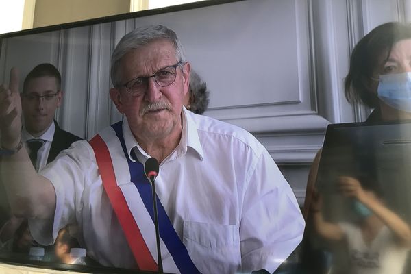 Émile Roger Lombertie officiellement maire de Limoges pour un second mandat. 