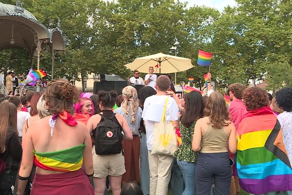 Le rassemblement de la marche des fiertés, place Wilson à Dijon, samedi 25 septembre