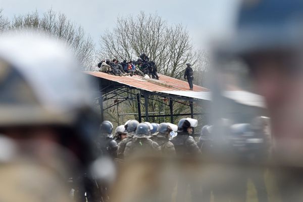 Les opposants sur le site des 100 Noms face aux gendarmes mobiles