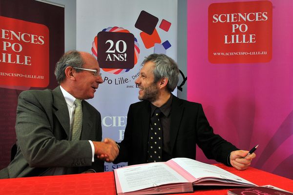 Pierre Mathiot Directeur de l'IEP de Lille avec Christian Desriac, directeur de BNP Paribas Lille Métropole lors de la signature d'une convention en 2011.