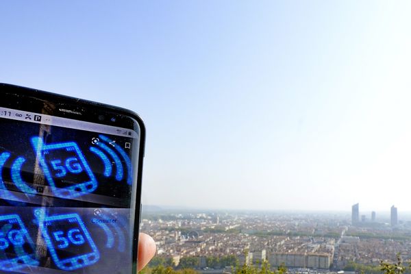 Dans le Rhône, même si le réseau ne sera couvert à 100% qu'en 2030, plus de 760 antennes 5G sont déjà en activité. Et en Auvergne-Rhône-Alpes, on compte plus de 2 300 antennes à ce stade. 