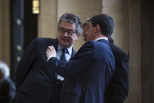 Salle des 4 colonnes de l'Assemblée nationale : Alain Claeys en discussion avec Manuel Valls.