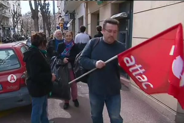 Les manifestants ont manifesté ce mercredi contre la politique de la banque.