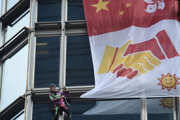 Le "spiderman français" a déployé une "banderole de la paix" sur un gratte-ciel hongkongais.