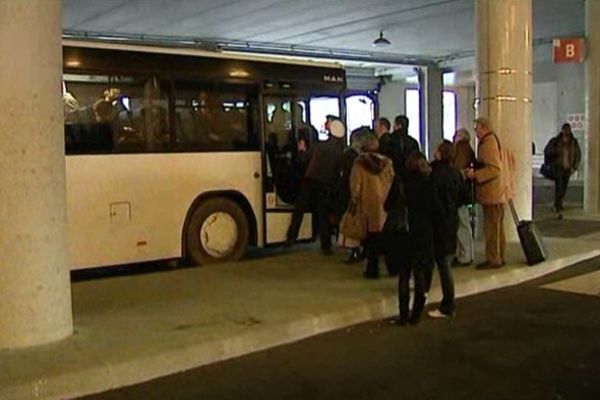 De très nombreux voyageurs ont du rejoindre La Rochelle et Niort en bus.